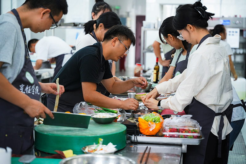 国培学员参加烹饪专业实训项目🧑🏼‍🦲。